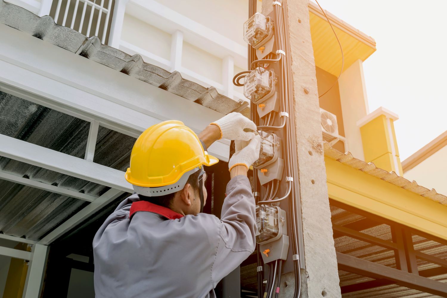 electrician using gloves for safety